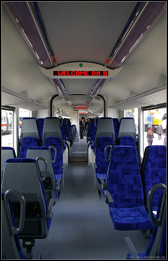 Innenansicht des Kroatischen Niederflur-Elektrotriebzuges der Baureihe 6112. Die Sitze sind erstaunlich bequem, da die Polsterung recht dick ausgef�hrt ist (INNOTRANS 2010, gesehen Berlin 21.09.2010)