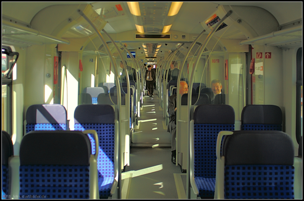 Inneneinrichtung bei den Wagenbergngen des 430 536 fr die S-Bahn Stuttgart auf der InnoTrans 2012 in Berlin