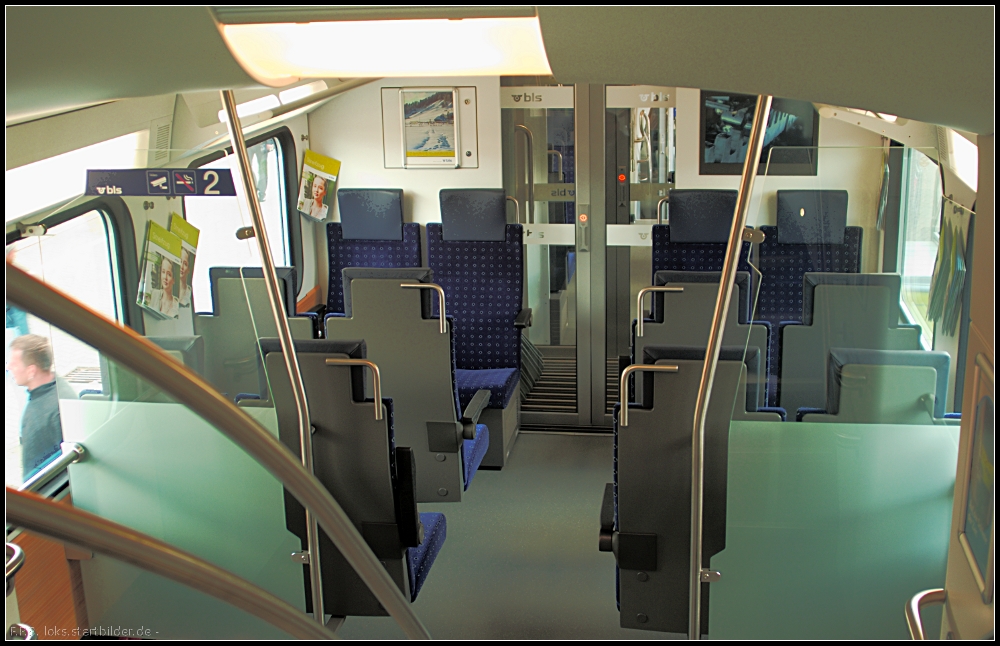 Inneneinrichtung zwischen Treppe und Wagen�bergang im RABe 515 004 auf der InnoTrans 2012 in Berlin