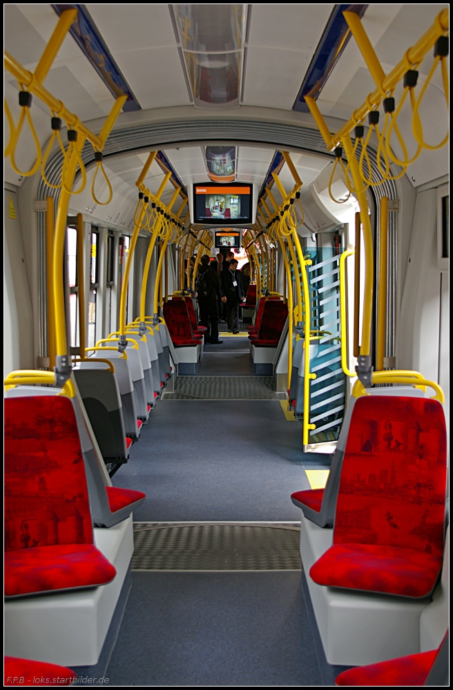 Innenraum der Swing-Stra�enbahn. Interessant ist die Anordnung der Sitze in den �berg�ngen (INNOTRANS 2010 Berlin 21.09.2010)