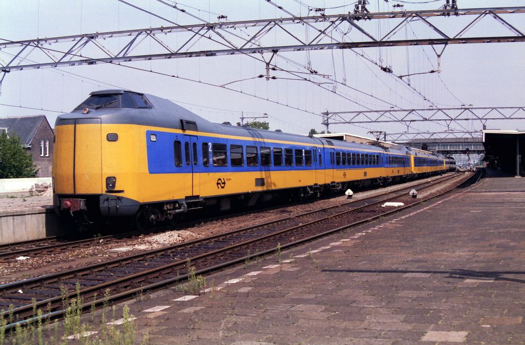 

Intercity Amsterdam-Vlissingen fotografiert in Leiden am 29-07-1992. Scan von Negativ. 

Intercity Amsterdam-Vlissingen bestaande uit ICM-III treinstellen. Spoor 7 Leiden 29-07-1992. Scan van negatief.