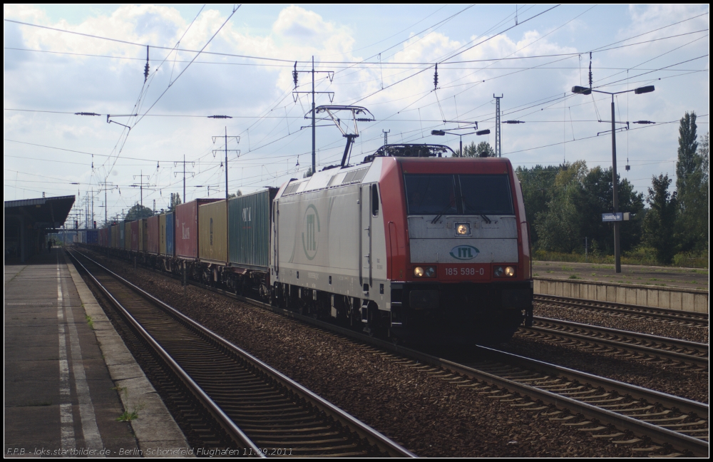 ITL 185 598-0 mit Containerzug (gesehen 11.09.2011 Berlin Sch�nefeld Flughafen)