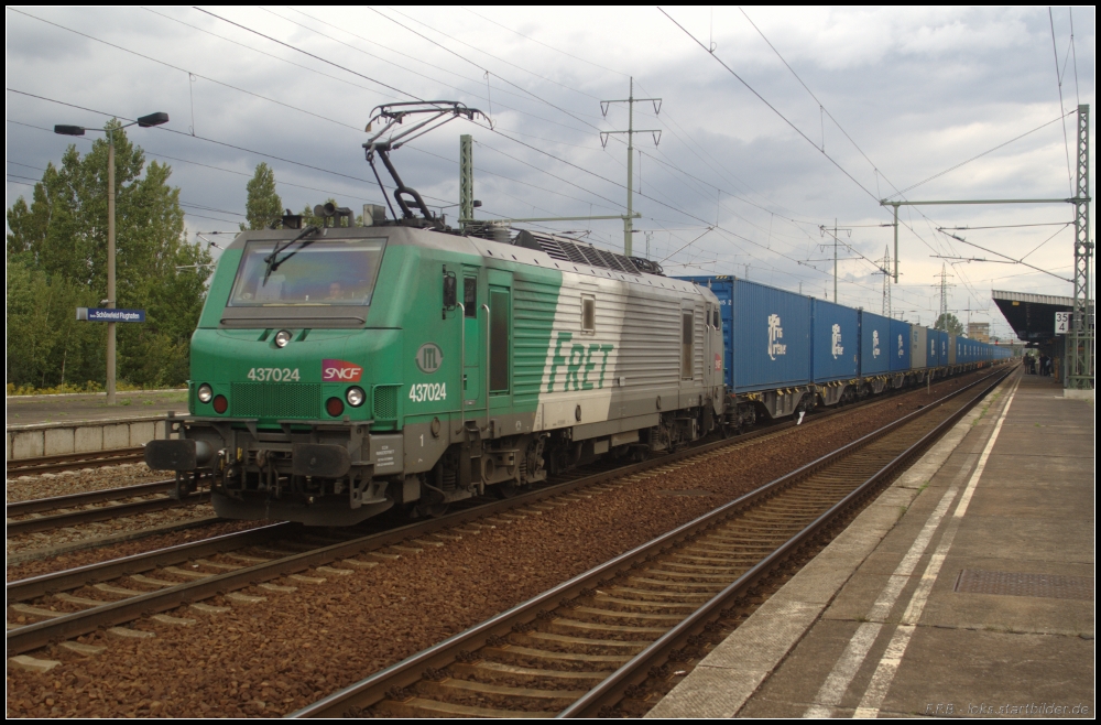 ITL 437024, angemietet von SNCF/FRET, mit der  Blauen Wand  am 29.08.2011 in Berlin Sch�nefeld Flughafen (NVR-Nummer 91 87 0037 024-3 F-AKIEM)