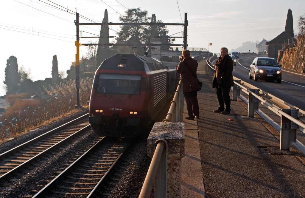 Ja, auf dem Weg ins Wallis ist die Re 460  006-0 ''Lavaux'' mit ihrem Zug am 25.02.2012 und kam auch bei mir vorbei :-) (bei St. Saphorin)    brigens: Diese 460er hat seit 1992, in 20 Betriebsjahren ber 5 Millionen km gefahren, was neben dem Eingang zum Fhrerstand auch vermerkt ist.