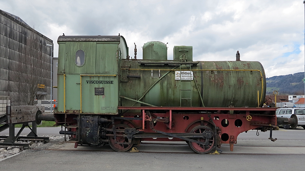 JUNG Feuerlose Dampfspeicher-Lokomotive vom Typ Flink, Baujahr 1953 unter der Fabriknummer 11795 für Soc. de la Viscose Suisse.
(Aufnahme am 12.04.2013 von Paul Sieber der  Sieber Transport AG in CH-9442 Berneck, danke für die Bereitstellung)

Technische Daten der Lok:
Bauart: B-fl 
Dienstgewicht: 25,8 t
Radstand: 2,5 m
Länge: von 7,9 m
Spurweite: 1.435 mm
Leistung: ca. 150 PS.

Kurz zu der Geschichte dieser Lok (Text Paul Sieber)  
Sie wurde am 1. April 1953 von der damaligen Viscosuisse AG, CH-9443 Widnau in Betrieb genommen, einer grossen Garnfabrik. Mit der Lok wurden Rohstoffe vom nächsten Bahnhof CH-9435 Heerbrugg abgeholt und dorthin fertige Güter gebracht. Der explosionsgefährdete Betrieb besass viel eigenen Dampf, mit dem die Lok gefüllt worden ist. 1990 wurde die Lok durch eine moderne Diesellok ersetzt und kam nur noch sporadisch zum Einsatz. Einen Taufnamen hatte die Lok nie, hingegen wurde sie von den Mitarbeitenden immer als „Osterhase“ benannt, dies weil genau zum Zeitpunkt der Inbetriebnahme den Mitarbeitenden das „Ostergeld“ gestrichen wurde. (nach dem Motto: für eine neue Lok hat man Geld, für die Mitarbeitenden nicht) 
 2001 wurde die Viscosuisse stillgelegt. Sieber Transport konnte einen Teil der Lagerhallen kaufen. Die Lok ging vorerst in Besitz des letzten Dampf-Lok-Führer Werner Jäger. Von ihm konnten wir die Lok dieses Jahr kaufen. Es besteht nie die Absicht, die Lok für unseren Transportbetrieb wieder im Betrieb zu nehmen, ausser ein Verein bemühe sich darum. 