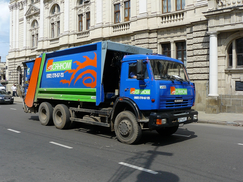 KAMAZ Mllentsorgungsfahrzeug. Lviv, Ukraine 15-05-2010.