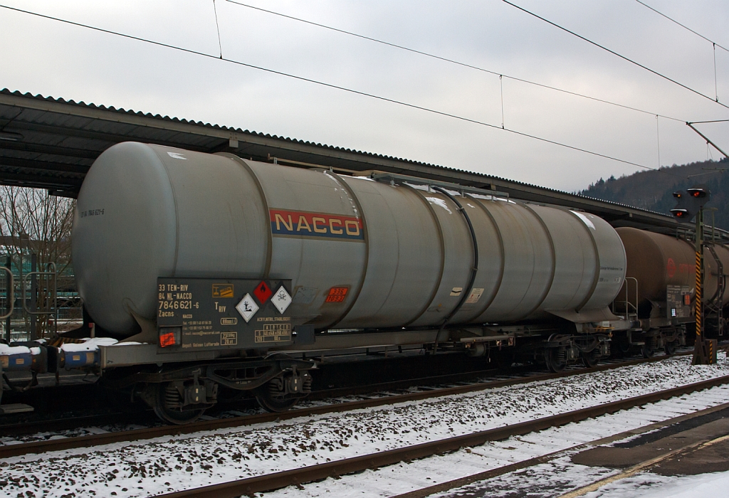 Kesselwagen Zacns die Vermietungsfirma NACCO, eingestellt unter 84 NL-NACCO 7846 641-6, in einem Zug am 19.01.2013 in Betzdorf. 
Die Gefahtguttafel zeigt an: 
Oben 336 = leicht entzndbarer flssiger Stoff, giftig 
Unten 1093 = Acrylnitril, stabilisiert 