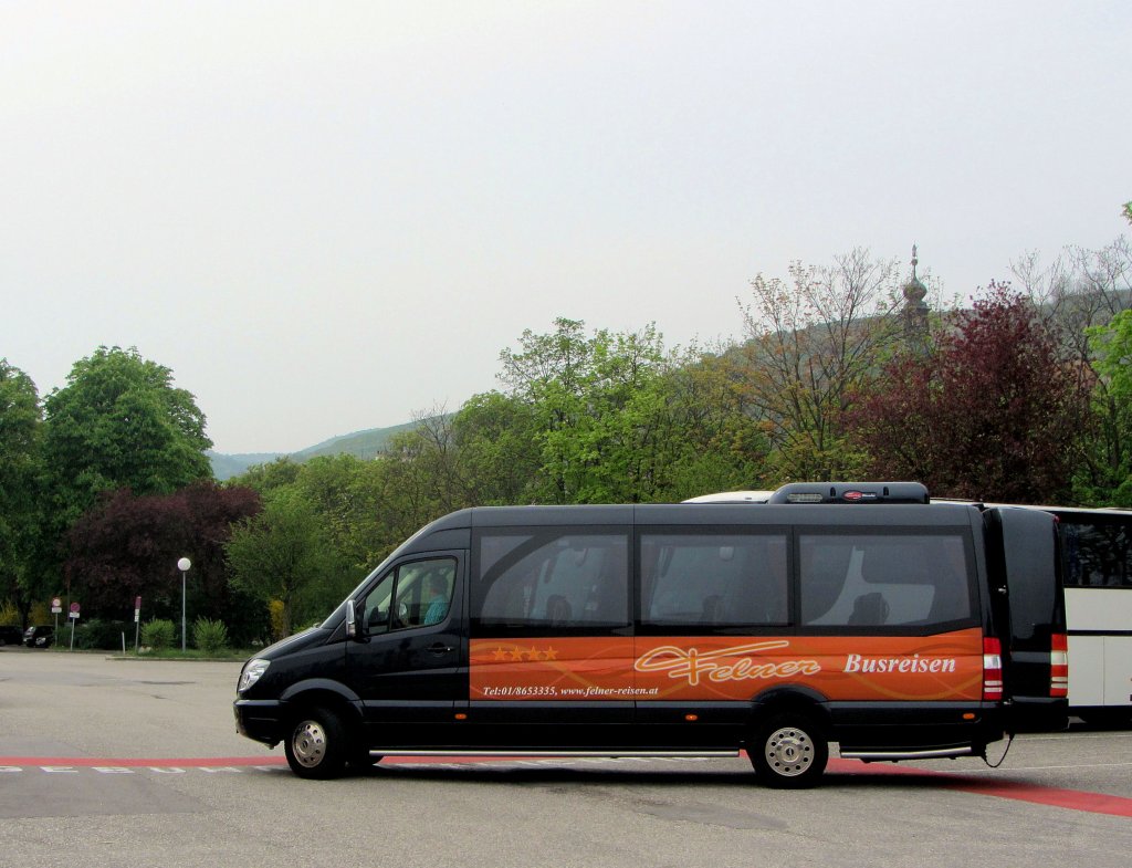 Kleinbus MERCEDES BENZ Sprinter von FELNER Busreisen aus sterreich am 29.4.2013 in Krems an der Donau.
