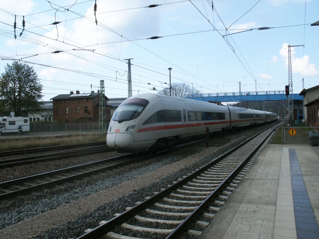 Knapp eine Stunde zuvor kam ICE 411 051-6 als Ersatzzug f�r den 2212 von Rostock nach Bergen/R�gen.Am 21.April fotografierte ich den ICE als Dieser von Binz nach Stralsund durch Bergen/R�gen kam.Am n�chsten Tag wird der ICE wieder in Bergen/R�gen sein und als Ersatzzug 2513 Binz-Rostock f�r den IC 2213 fahren.