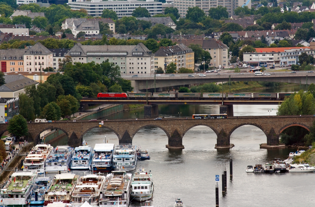 Koblenz am 13.08.2011 ber die Moseleisenbahnbrcke kommt eine 185er mit einem Gterzug und fhrt Richtung Mainz. Blick von der Festung Ehrenbreitstein.