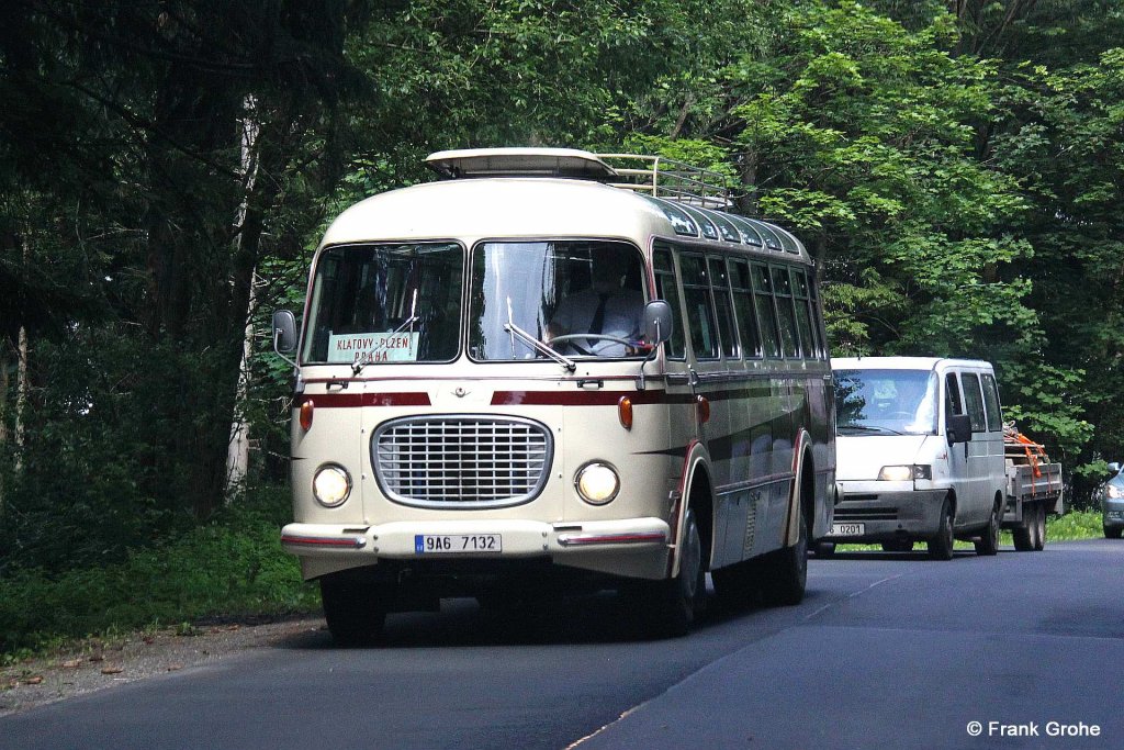 koda 706 RTO, tschechoslowakischer Reisebus aus den 60er Jahren, fotografiert bei Brcalnik zwischen Bayerisch Eisenstein und Klatovy am 04.06.2011