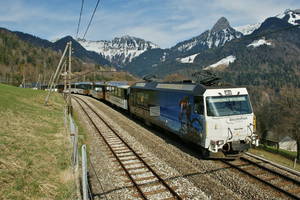 Leider hatte ich den Sonnenstand falsch eingeschtzt und so konnte ich den Goldenpass-Zug 2225 nur mit der Seite im Schatten ablichten. 
Bei Sendy-Sollard, den 21. Mrz 2012