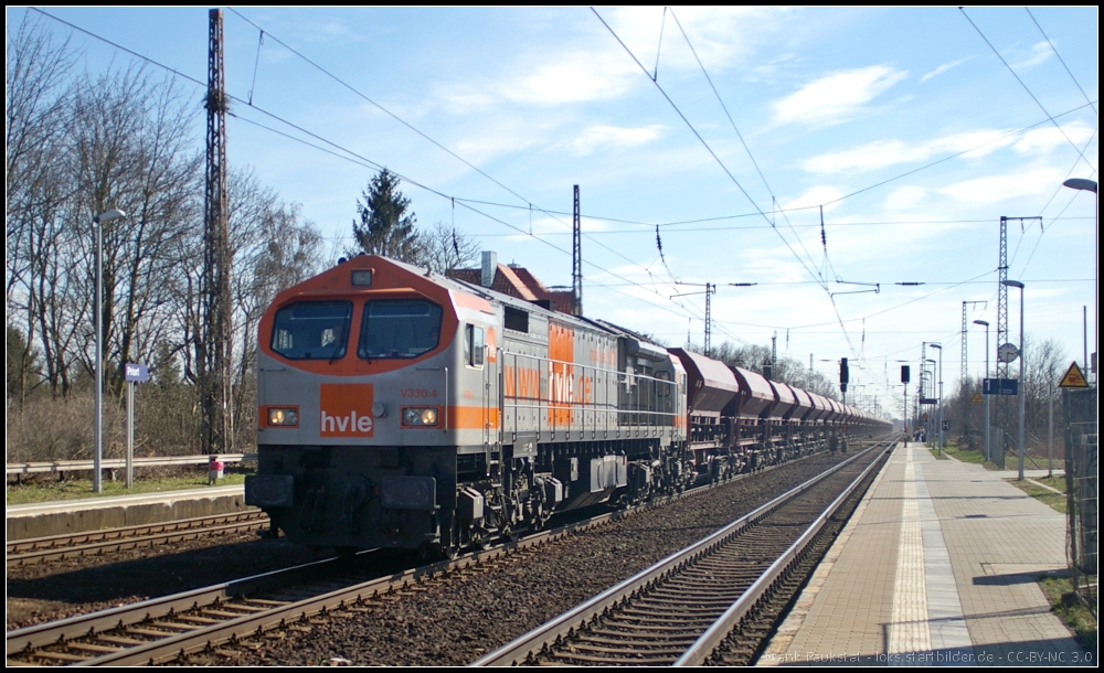 Leider kam hvle V330.4 mit einem Kies-Zug am 15.04.2013 in Wustermark-Priort aus dem Gegenlicht. Gru an den freundlichen Tf!