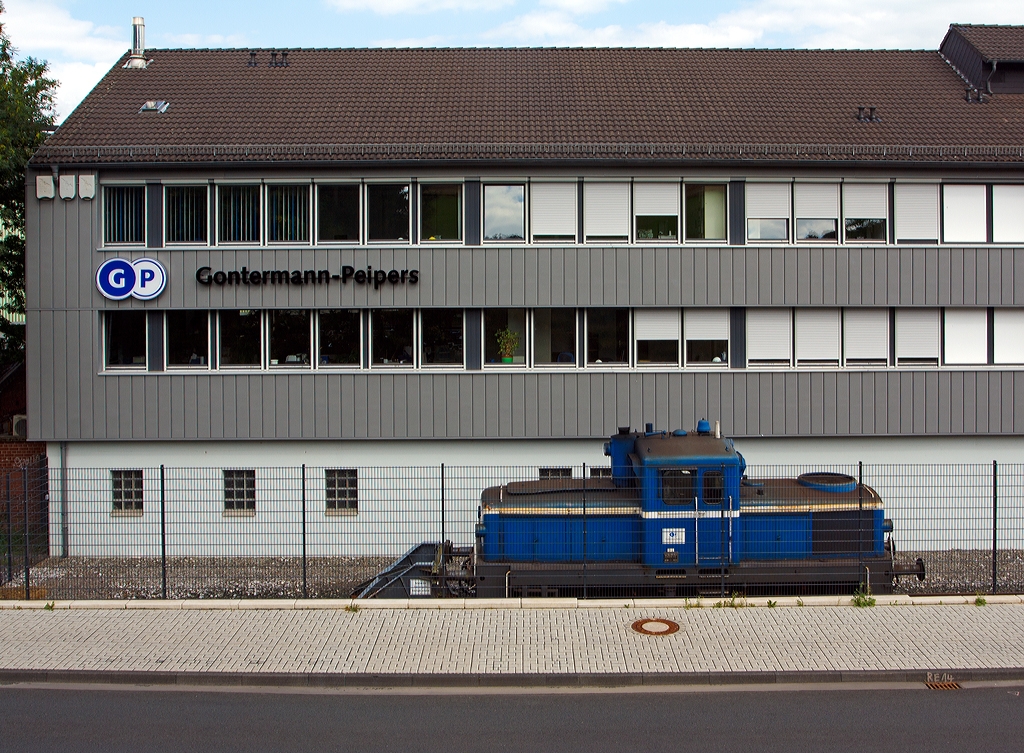 Leider nicht gerade fr Foto abgestellt:
Die Jung R 42 C Werkslok Nr. 12 der Firma Gontermann-Peipers, ex Lok 12 der Kleinbahn Weidenau-Deuz, spter SK 12 Siegener Kreisbahn am 10.08.2012 abgestellt auf dem Werksgleis der Gieerei Gontermann-Peipers GmbH, Siegen-Kaan-Marienborn. 