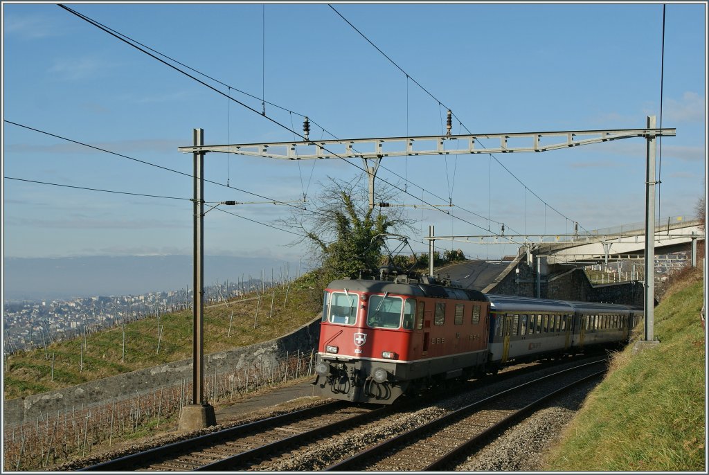 Leider sind die Re 4/4 II zunehmend ein seltener Gast im Lavaux, hier berraschte mich die 11132 zwischen Grandvaux und Bossire mit einem Disopzug. 
4. Jan. 2013 