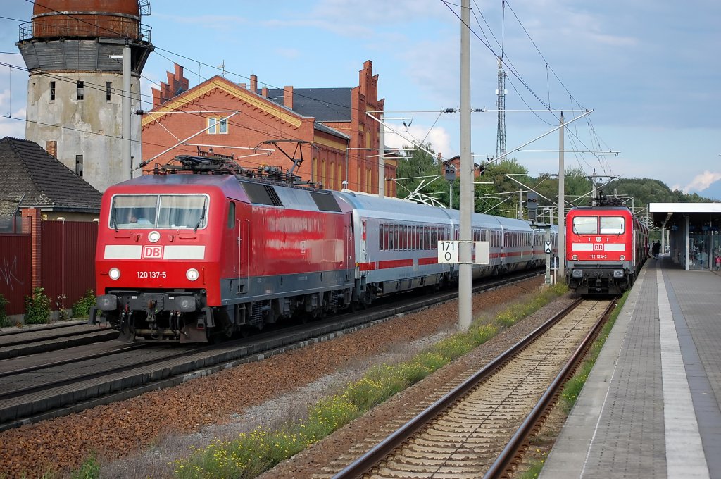 Links die 120 137-5 mit einem IC und rechts die 112 124-3 mit dem RE2 (RE 38145) nach K�nigs Wusterhausen in Rathenow.13.09.2010