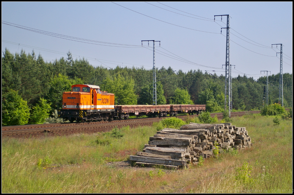 LOCON 101 / 345 028  Rita  mit zwei Niederbordwagen am 18.06.2013 in der Berliner Wuhlheide