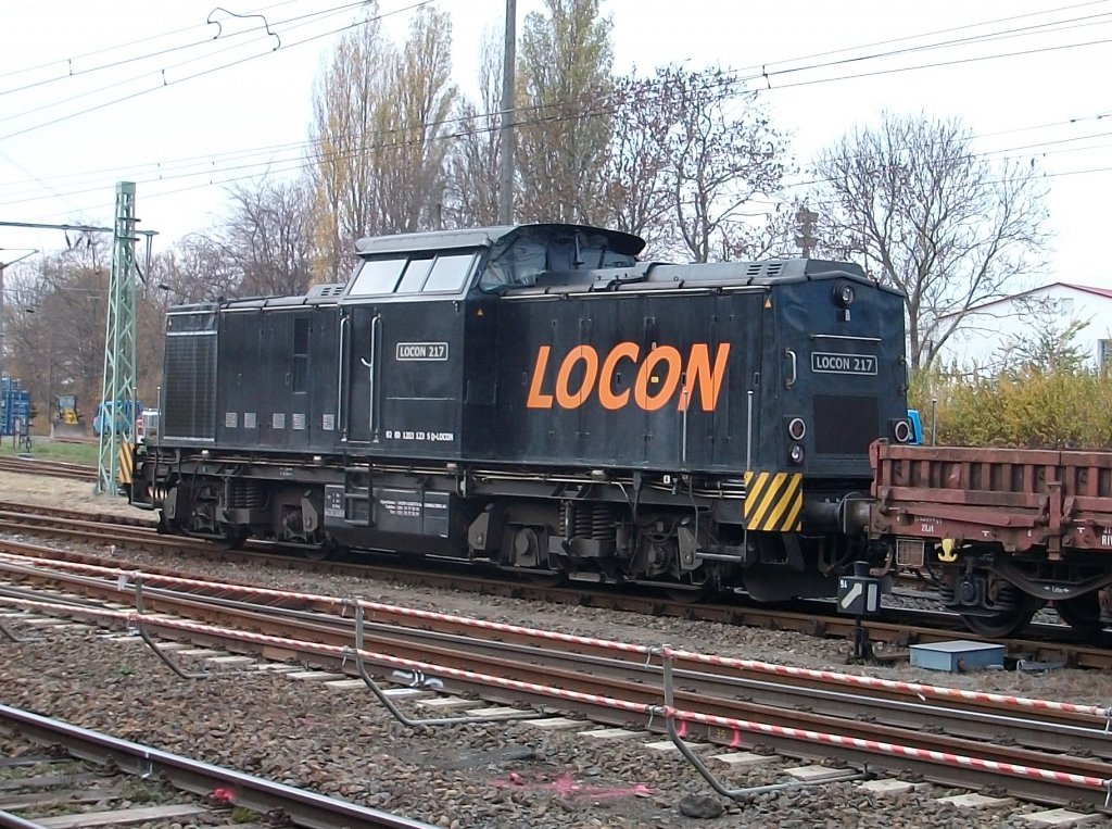 Locon-217 unterwegs am 08.November 2010 auf dem Bahnhof Bergen/R�gen. 
