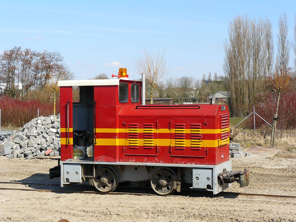 Lok 24 Diema type DS 60/1 Baujahr 1965. Schmalspurmuseum Valkenburg ZH (Bei Leiden), Niederlande 01-04-2013.

Loc 24 van het nationaal smalspoormuseum Diema type DS 60/1 bouwjaar 1965. Smalspoormuseum Valkenburg (ZH) 01-04-2013.