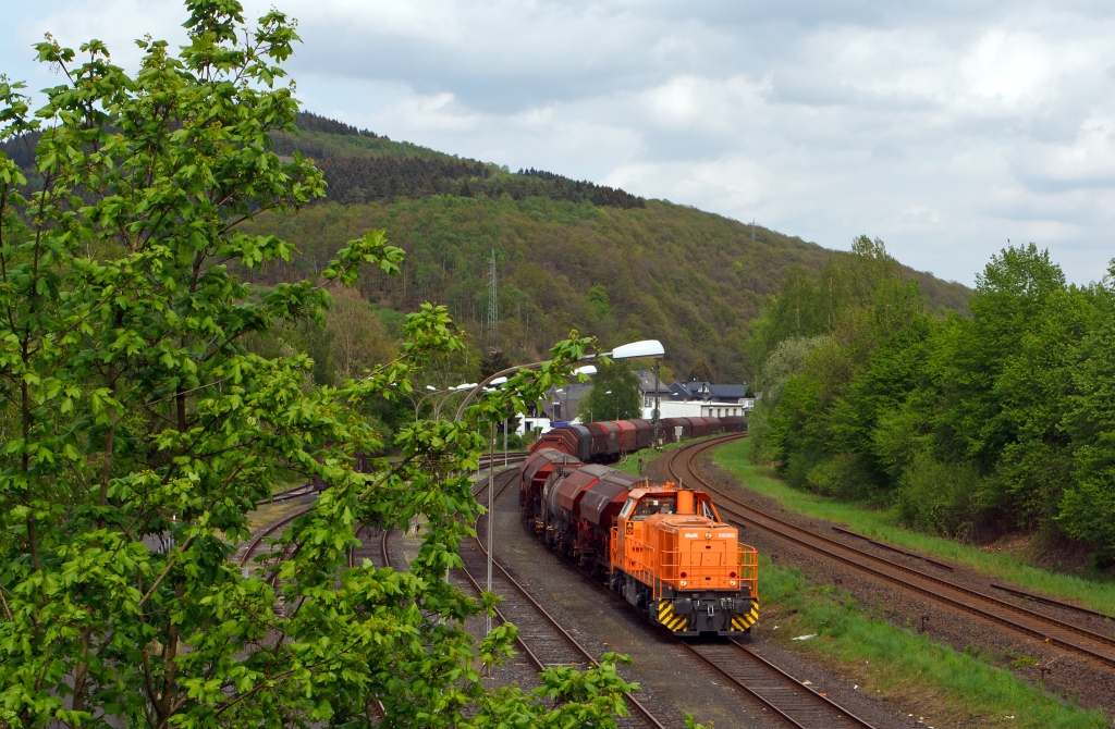 Lok 44 (MaK G 1000 BB) der Kreisbahn Siegen-Wittgenstein (KSW) steht mit einem Gterzug am 08.05.2012 zur bergabefahrt nach Betzdorf/Sieg bereit, hier in Herdorf auf dem KSW Bahnhof.