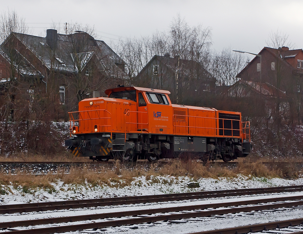 Lok 46 der Kreisbahn Siegen-Wittgenstein (KSW) ist am 26.01.2012 gerade in Herdorf in Richtung Burbach (solo), auf der Hellertalbahn (KBS 462), losgefahren.  Die Lok ist eine MaK G 1700 BB.