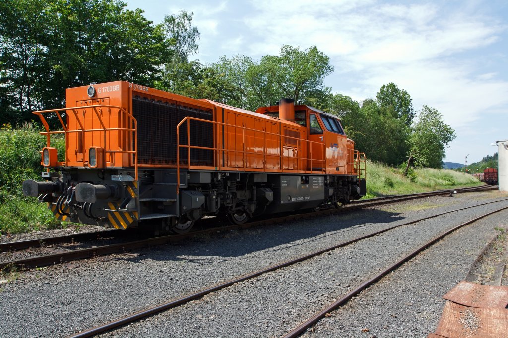 Lok 46 der Kreisbahn Siegen-Wittgenstein (KSW) ist zur Mittagspause beim KSW-Lokschuppen in Herdorf am 03.06.2011 geparkt. Die Lok ist Vossloh G 1700-2 BB und wurde 2008 unter der Fabrik-Nr. 5001680.