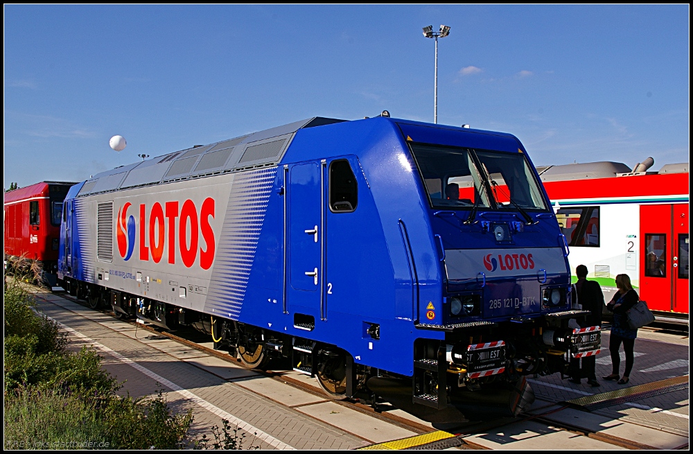LOTOS 285 121 D-BTK auf dem Freigel�nde der Messe. Die Lok wird die neueste im Pool von LOTOS sein. Nach der Messe wird sie �berstellt (NVR-Nummer 92 51 3 650 001-2 PL-LOTOS; INNOTRANS 2010, gesehen Berlin 22.09.2010 - Verlinkt auf GlobalArchitectsGuide.com -> Image Gallery)