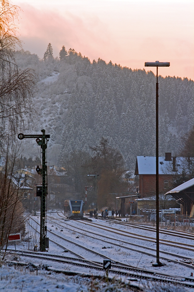 Mal was zum scrollen (Hier wollte ich oben und unten nichts abschneiden) - Ein Stadler GTW 2/6 der Hellertalbahn hlt am 06.12.2012 im Bahnhof Herdorf, er fhrt die Strecke Betzdorf/Sieg - Herdorf - Neunkirchen.