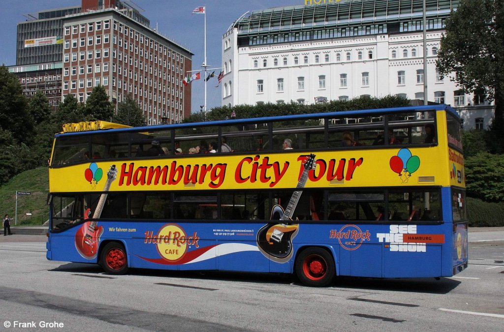 MAN Doppelstock Stadtrundfahrten der Hamburg City Tour, mit Werbung Hard Rock Cafe, fotografiert an den Landungsbrcken in Hamburg am 03.08.2011