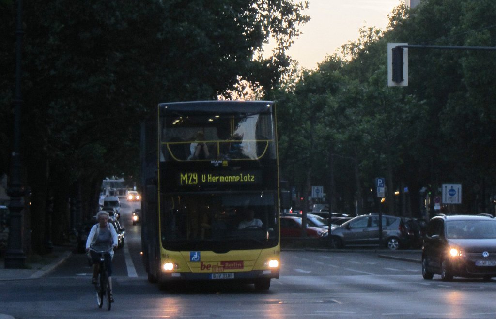 MAN Lion´s City DD der BVG auf der Linie M 29 nach Hermannplatz in Berlin am Abend des 14.8.2013.