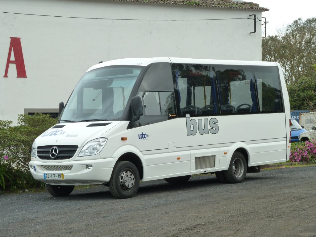 MB Sprinter als Kleinbus, eingesetzt auf der Azoreninsel Sao Miguel, Februar 2013