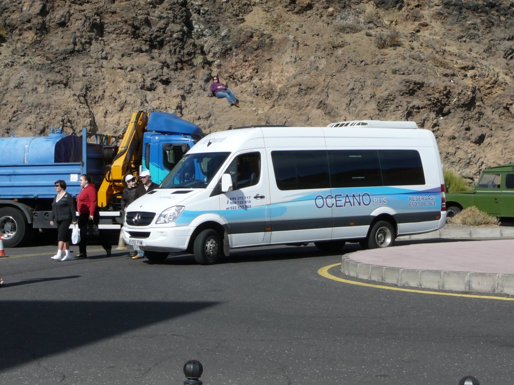 MB Sprinter von  OCEANO-Bus  wartet an der Talstation zur Teidebahn/Teneriffa auf seine Fahrgste