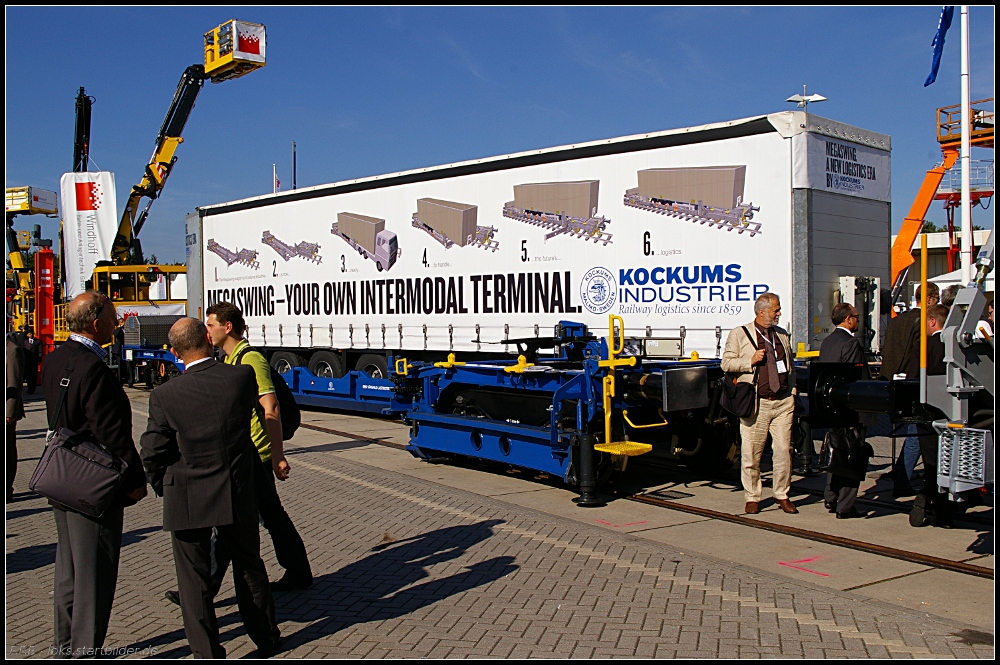 Mehr LKW von der Stra�e auf die Schiene. Das Konzept  Megaswing  soll dies erleichtern: Der Taschenwagen schwenkt nach au�en und ohne weitere Hilfe kann der Auflieger in den Taschenwagen geschoben bzw. vom LKW herausgezogen werden (INNOTRANS 2010, gesehen Berlin 22.09.2010)