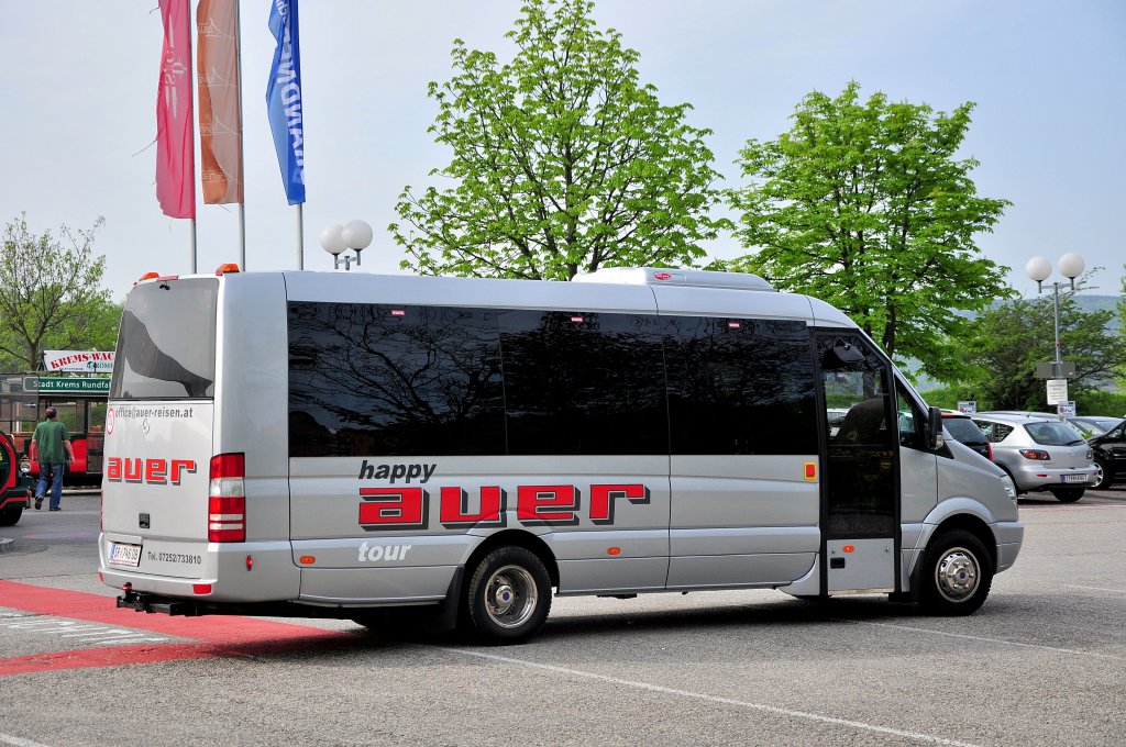 MERCEDES BENZ Kleinbus von AUER Reisen aus sterreich am 27.4.2013 in Krems an der Donau gesehen.