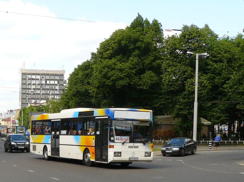 Mercedes-Benz O 405 Prospekt Vyacheslava Comovola Lviv, Ukraine 25-05-2012.