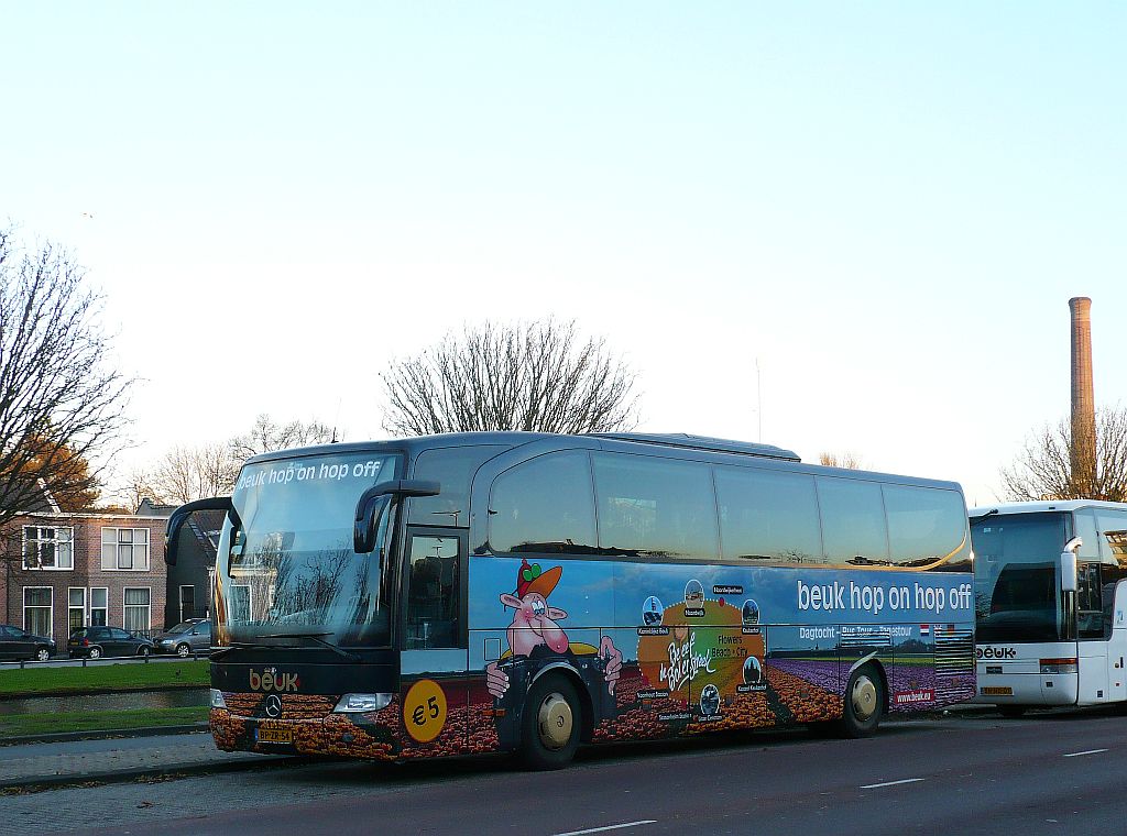 Mercedes-Benz Travego Reisebus der Firma Beuk. Molenwerf, Leiden 22-11-2012.

Mercedes-Benz Travego reisbus van de firma Beuk. Molenwerf, Leiden 22-11-2012.