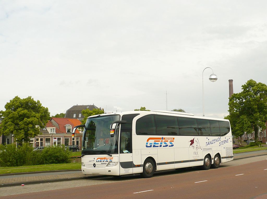 Mercedes-Benz Travego Reisebus der Firma Geiss aus Deutschland. Molenwerf Leiden, Niederlande 23-06-2013.

Mercedes-Benz Travego reisbus uit Duitsland van de firma Geiss. Molenwerf Leiden 23-06-2013.