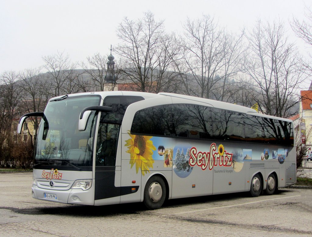 MERCEDES BENZ TRAVEGO von SEYFRITZ Reisen aus Frankreich im Mrz 2013 in Krems gewesen.