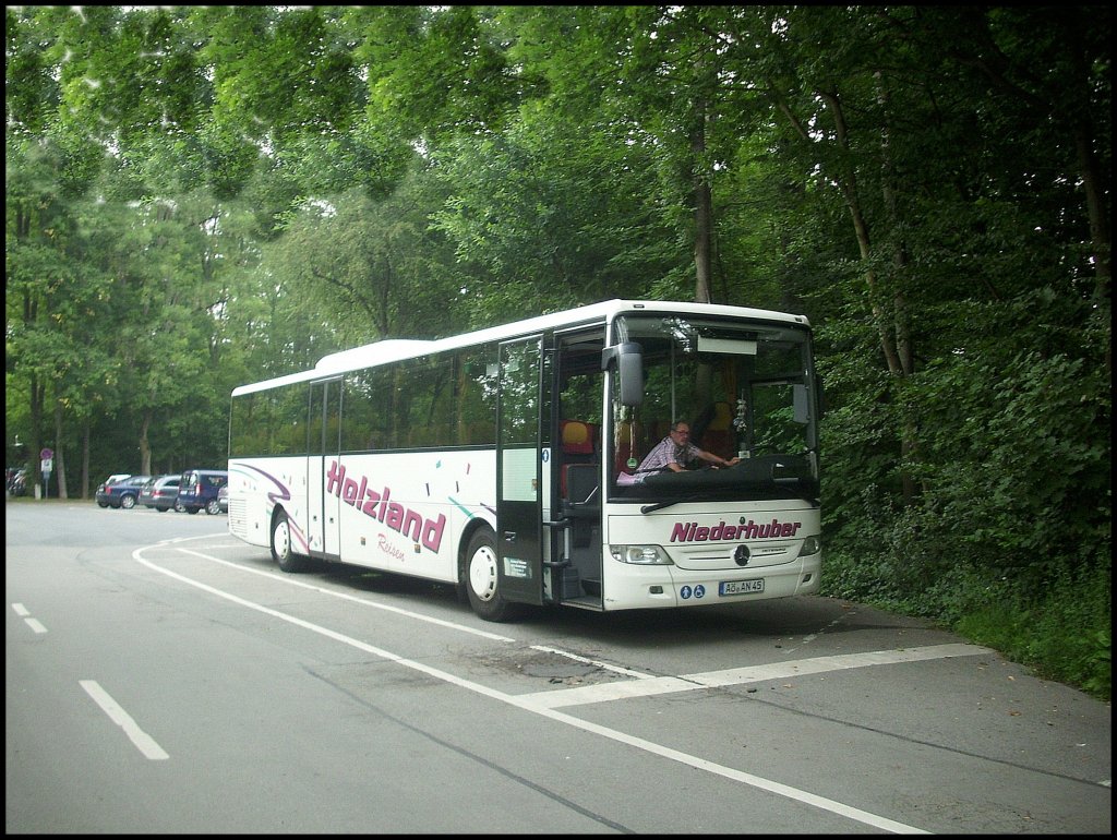 Mercedes Integro von Niederhuber/Holzland Reisen aus Deutschland vor dem Tiergarten Straubing.