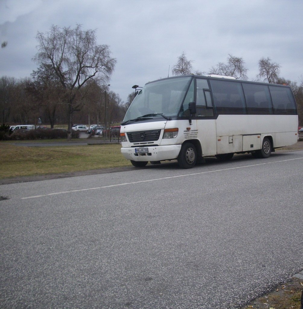 Mercedes Kleinbus in Potsdam vor dem Hbf.
