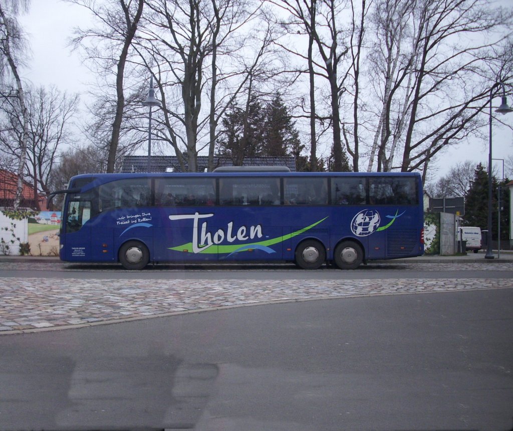 Mercedes Tourismo von Tholen neben dem Grobahnhof Binz.