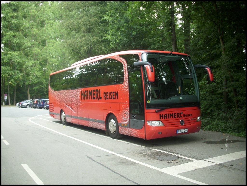 Mercedes Travego von Haimerl Reisen aus Deutschland vor dem Tiergarten Straubing.