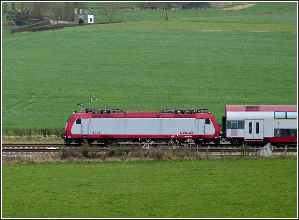 Mit der 4005 im gyptischen Stil melden wir uns zurck aus den Osterferien, welche recht anstrengend waren. Whrend der ersten Woche hatten die Enkelkinder uns voll im Griff und die zweite Woche leider die Grippe. Auf dem Bild zieht die 4005 den IR 3737 Troisvierges - Luxembourg aus dem Bahnhof Wilwerwiltz. 15.04.2012 (Hans)