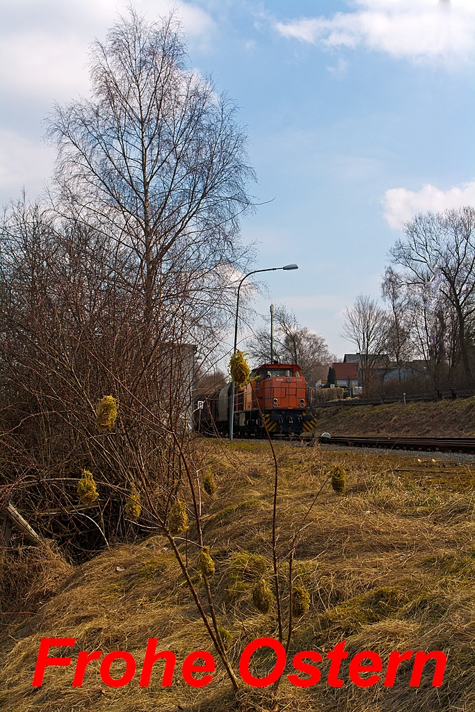 Mit diesem Bild wnsche ich Euch allen, Frohe Ostern.

Den Strauch mit den tollen Moos-Ostereiern habe ich so nicht gemacht, sondern nur am 28.03.2013 gesehen und abgelichtet (Dank an den unbekannten Ersteller).

Hinten beim Lokschuppen der KSW (Kreisbahn Siegen-Wittgenstein) in Herdorf steht deren Lok 42 (eine MaK 1700 BB) mit einem Gterzug, zur Zeit ist Mittagspause.