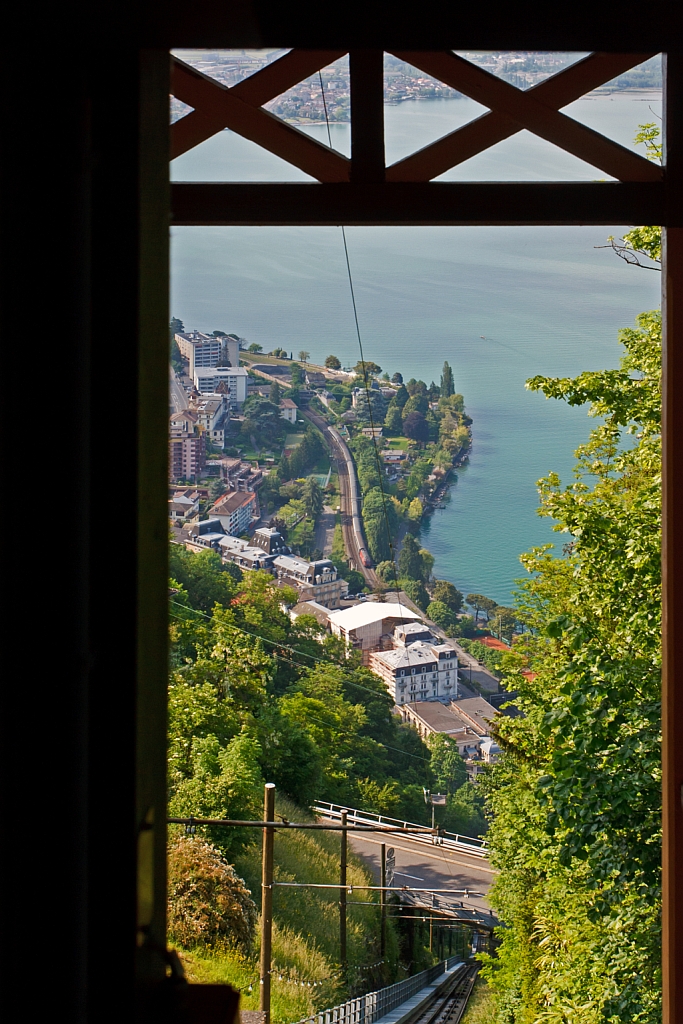 Mit der Standseilbahn Territet–Glion am 26.05.2012 auf der Bergstation Glion angekommen, ein Blick hinab nach Territet, wo gerade eine Re 460 einen IR Rrichtung Vevey zieht.