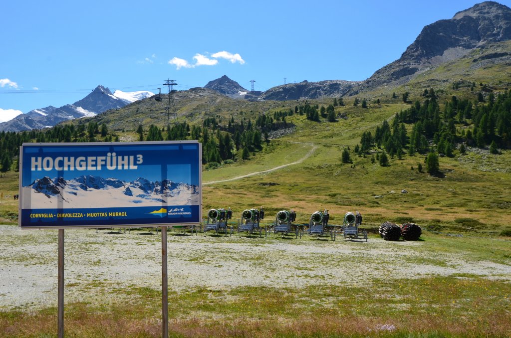 Mitten im Sommer: Vorboten fr den nchsten Winter. 
 Parade  der Schneekanonen fr das Skigebiet Diavolezza neben der Talstation der Diavolezzabahn. Aufnahme aus dem Regionalzug nach Tirano am 11.08.2012.