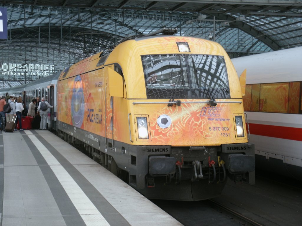 Mittlerweile sind die bunten polnischen Husarzloks zubegehrten Fotoobjekten geworden.Bei meinem Kurzbesuch,am 05.Mai 2012,in Berlin hatte ich das Gl�ck die 5 370 009 mit Werbung,f�r die polnische Stadt Gdansk,im Berliner Hbf zufotografieren.