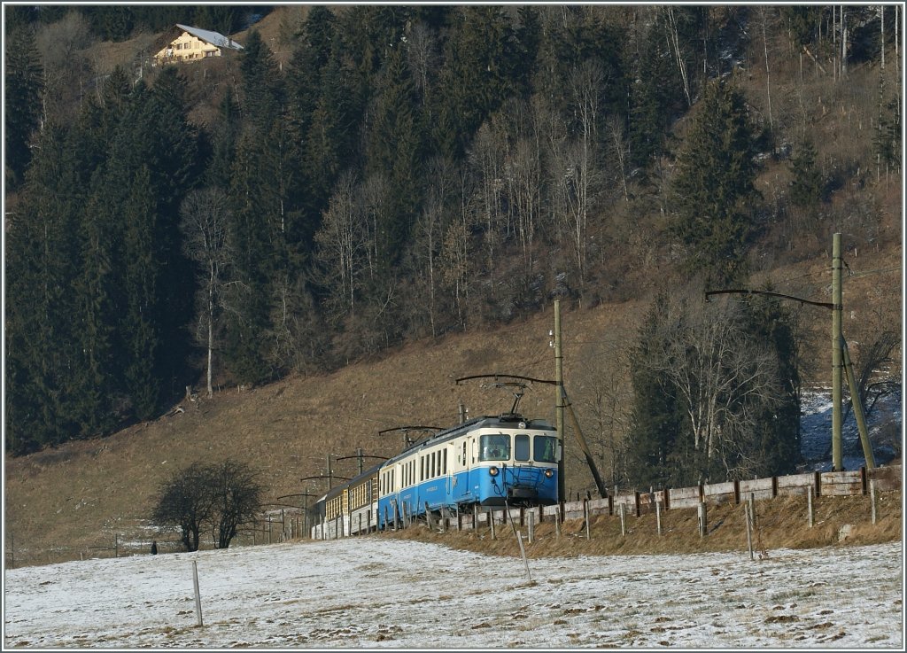 MOB ABDe 8/8 mit einem Schnellzug Richtung Gstaad bei Chteau d'Oex am 23.01.2011.