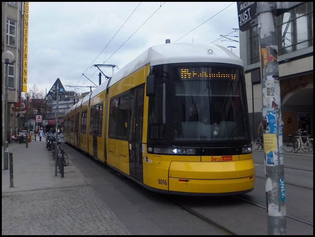 Moderne Straenbahn in Berlin am Alexanderplatz.

