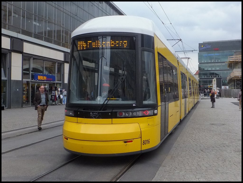 Moderne Straenbahn in Berlin am Alexanderplatz. 

